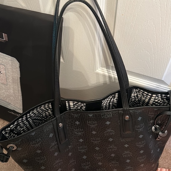 EC Authentic MCM Liz Tote - Picture 8 of 10